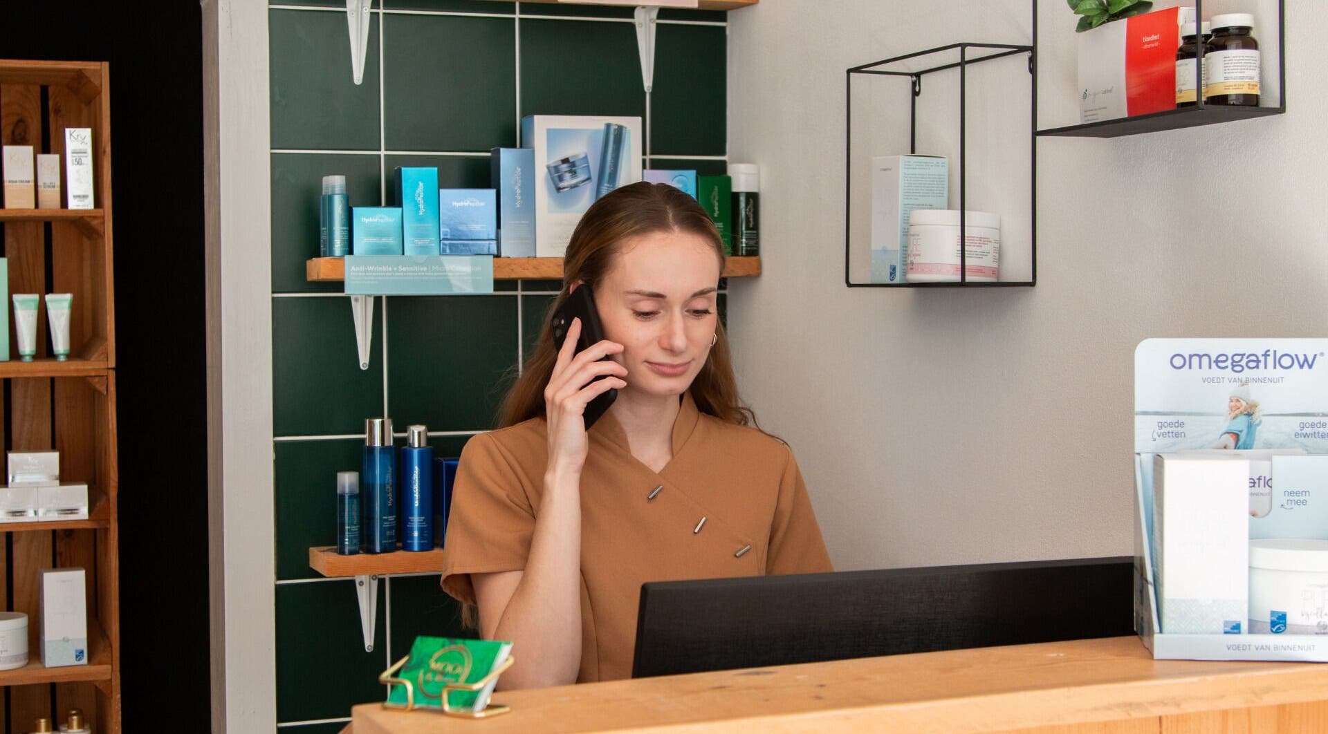 Receptioniste bij MOOI By Martine in Bodegraven, Zuid-Holland, NL, in gesprek met klant.