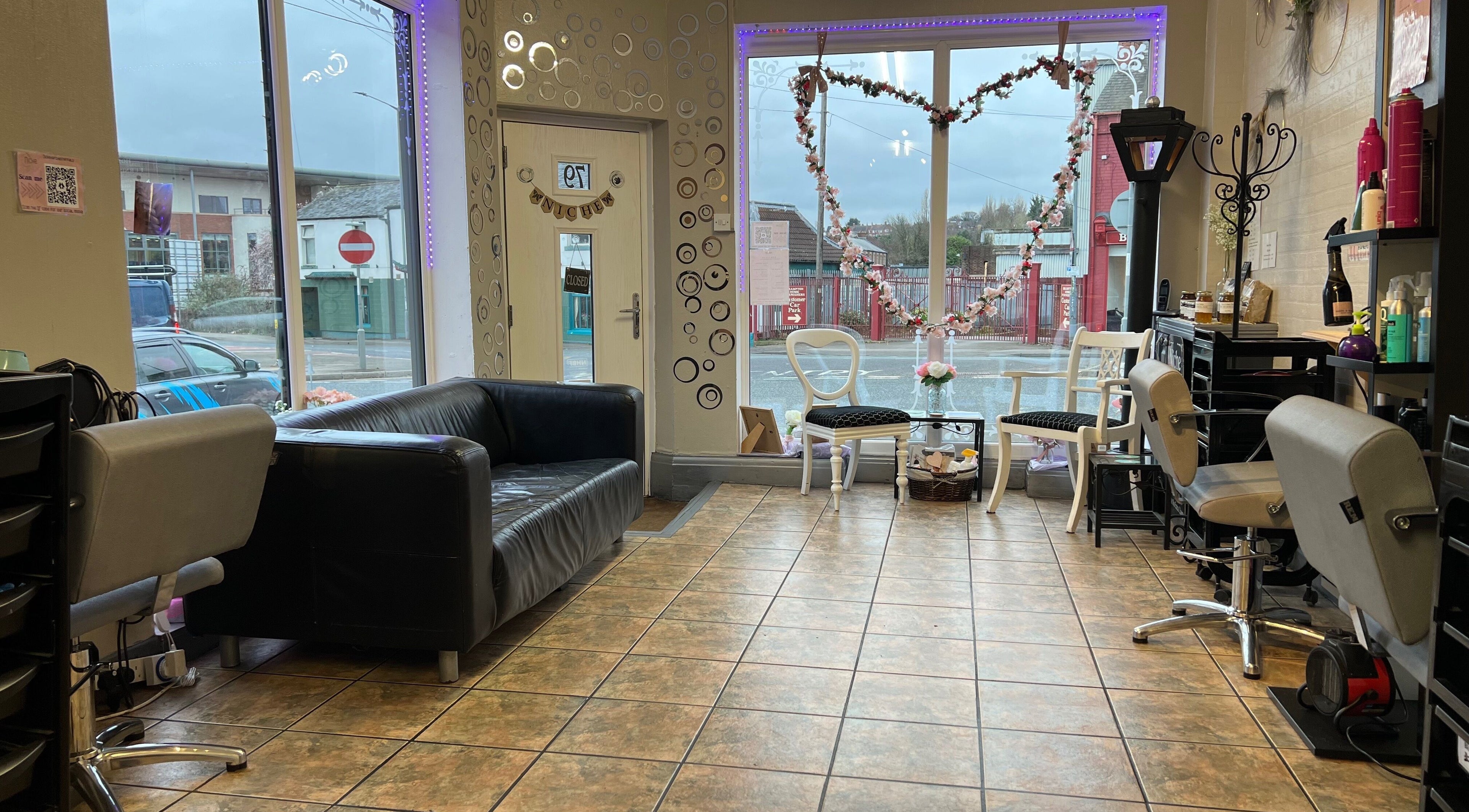 Chic interior at Niche Hair Chesterfield (Derbyshire), Chesterfield, England, GB with modern decor and cozy seating.