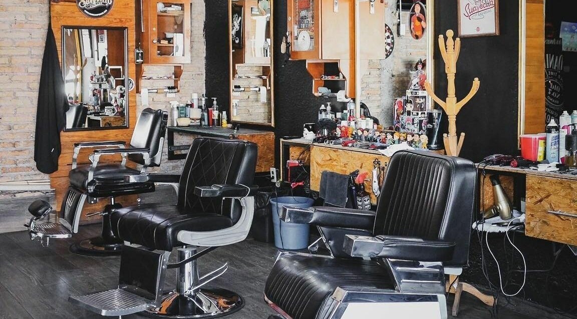 Interior de Black House Barber (Cd. del Valle) en Tepic, Nayarit, MX con sillas y espejos elegantes.