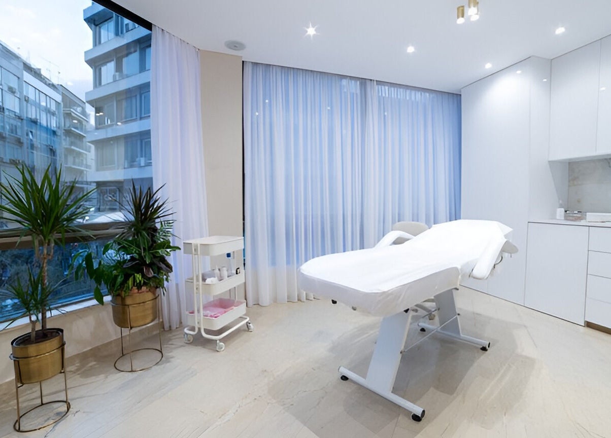 Σύγχρονος χώρος θεραπείας στο Dots&Lines, Θεσσαλονίκη, Ελλαδα, GR με μοντέρνα έπιπλα και φυσικό φωτισμό.