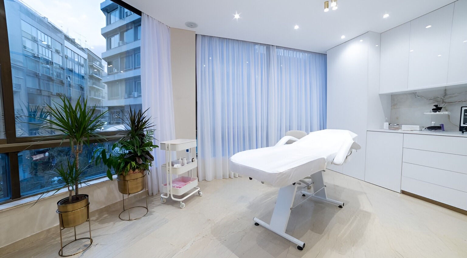 Σύγχρονος χώρος θεραπείας στο Dots&Lines, Θεσσαλονίκη, Ελλαδα, GR με μοντέρνα έπιπλα και φυσικό φωτισμό.