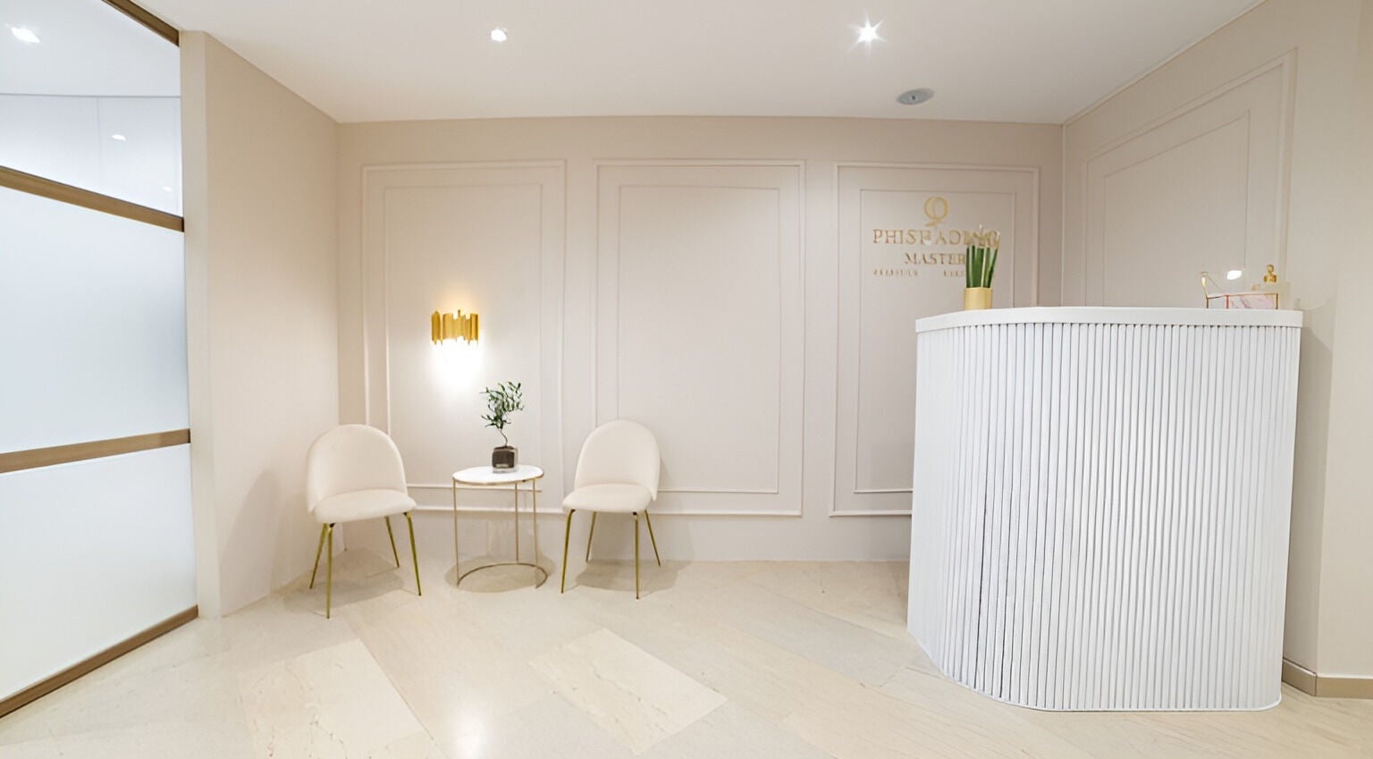 Κομψή αίθουσα υποδοχής στο Dots&Lines, Θεσσαλονίκη, Ελλάδα, GR.