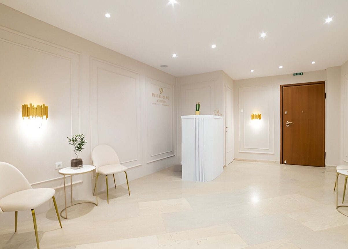 Αρμονικός χώρος υποδοχής στο Dots&Lines, Θεσσαλονίκη, Ελλάδα, με μοντέρνα καρέκλα και φωτισμό.