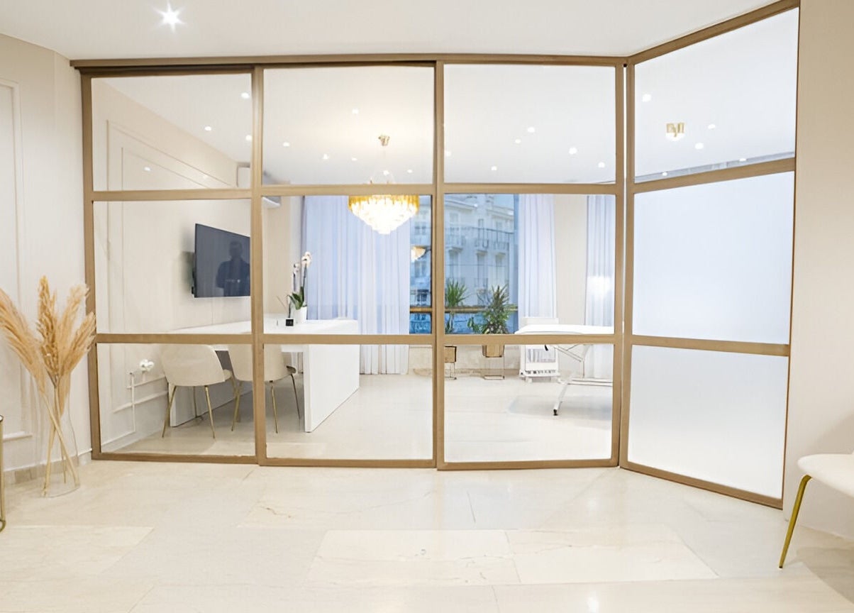 Κομψό εσωτερικό του Dots&Lines στη Θεσσαλονίκη, Ελλάδα, GR με μοντέρνο διακόσμηση.