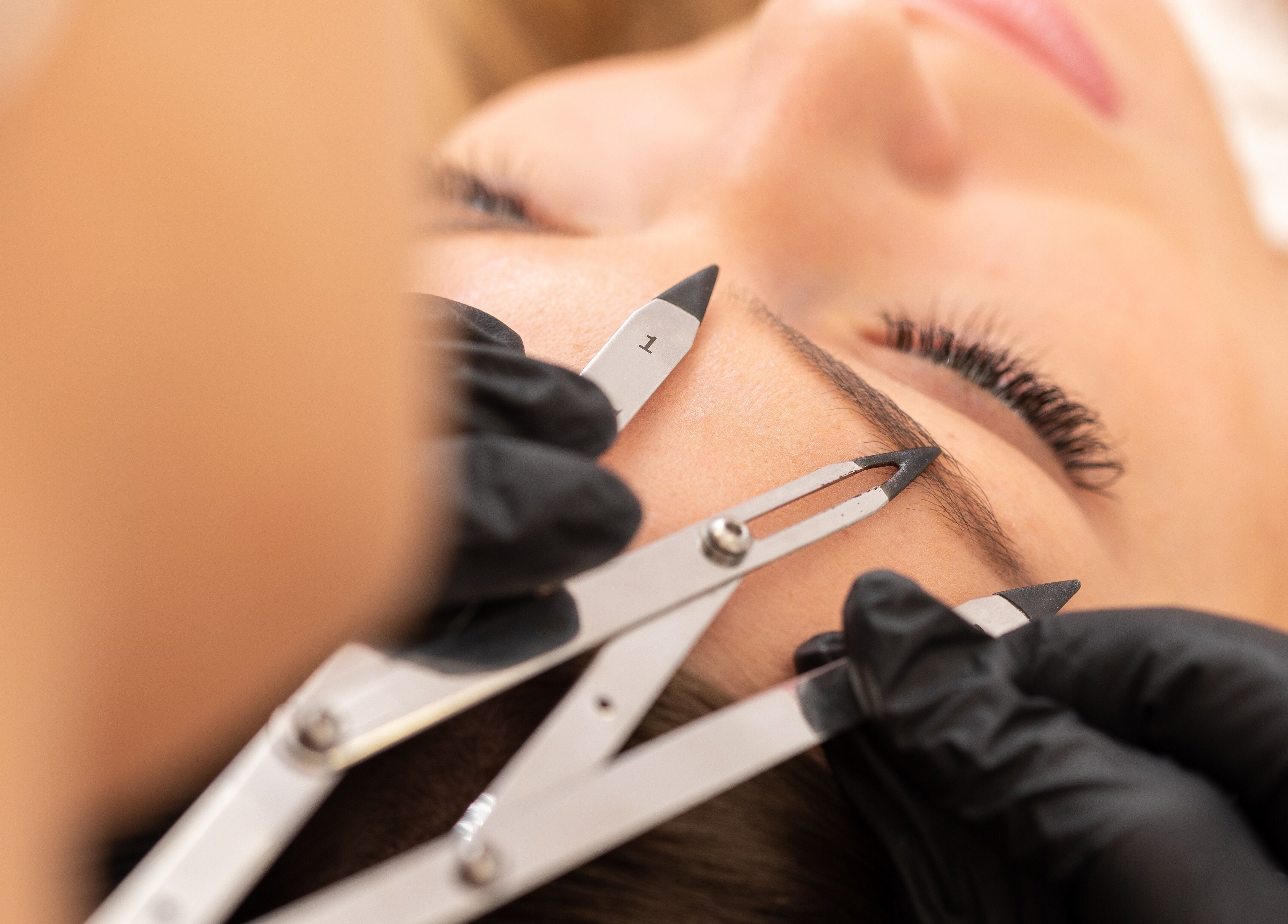 Καλλιτέχνης μικρογραφίας φρυδιών στο Dots&Lines, Θεσσαλονίκη, Ελλάδα, GR εφαρμόζει κομψό σχέδιο.