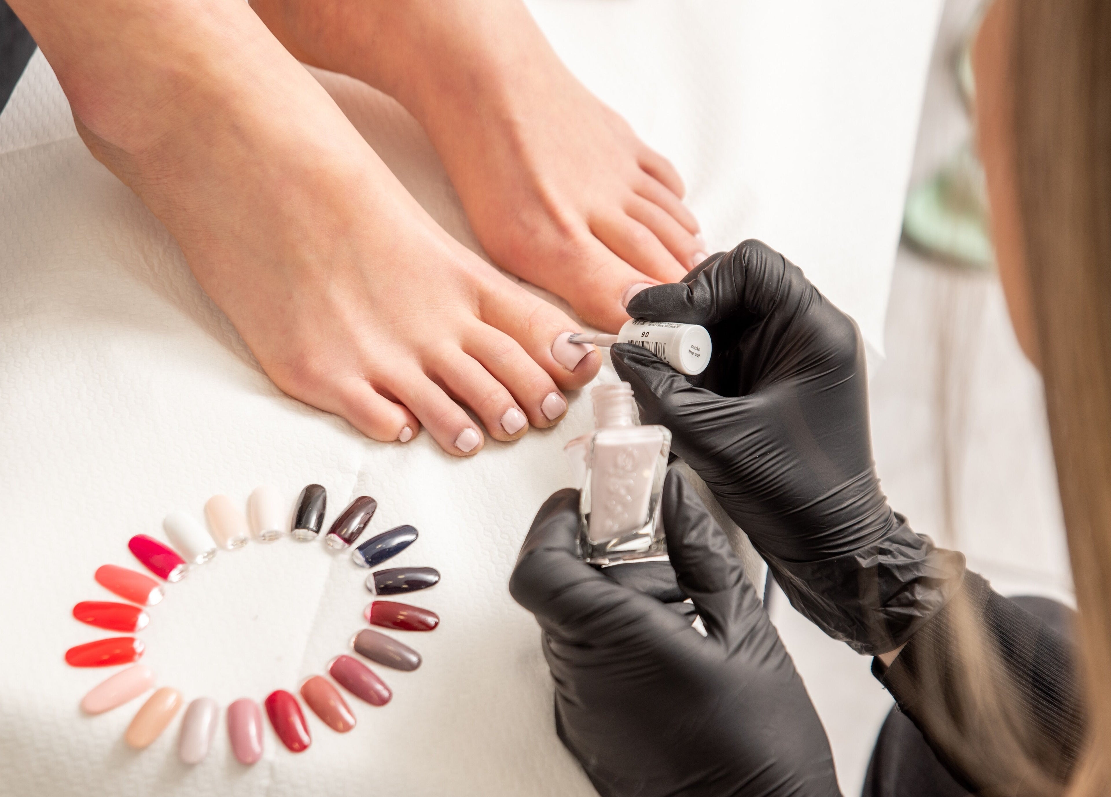 Πεντικιούρ στο Dots&Lines Θεσσαλονίκη, Ελλαδα, GR. Δυνατότητα επιλογής χρωμάτων.