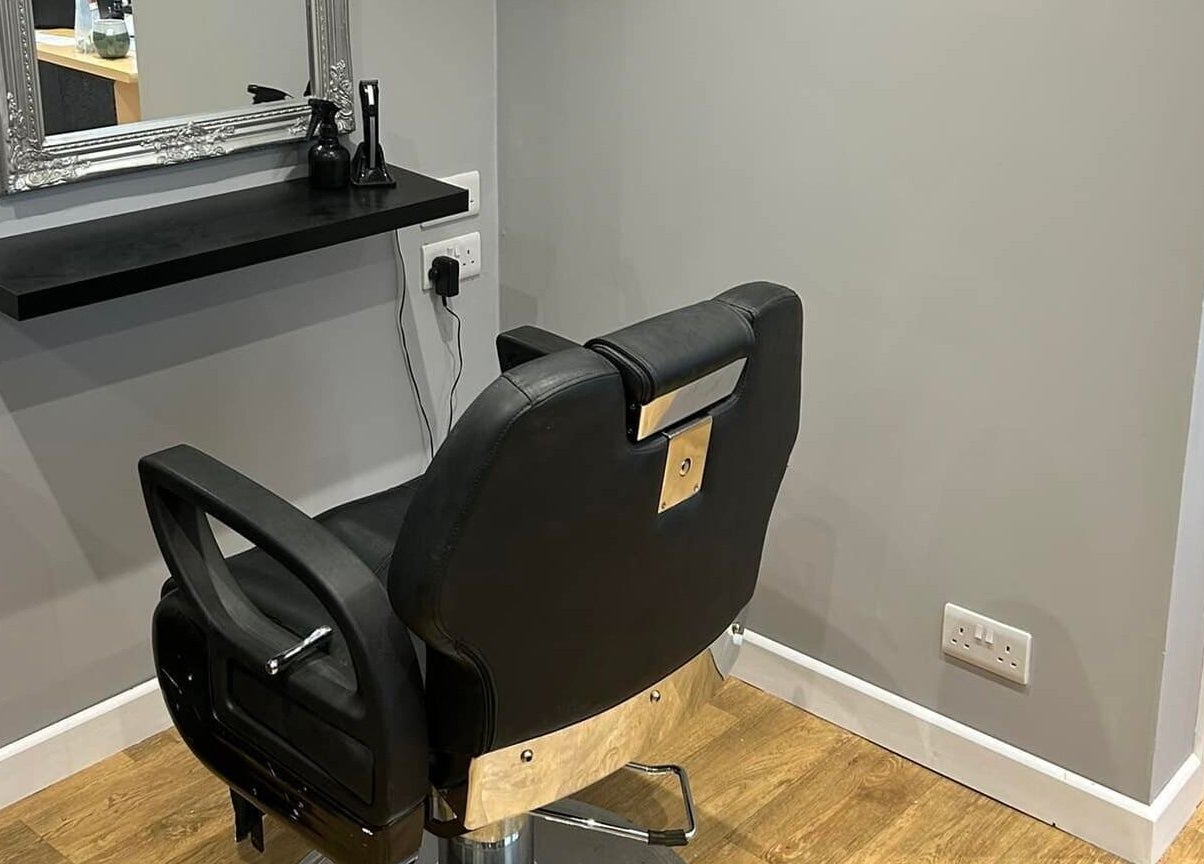 Elegant styling chair and mirror at Heads Up 34 Salon in Wickham, England, GB.