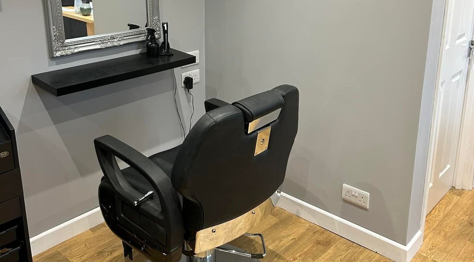 Elegant styling chair and mirror at Heads Up 34 Salon in Wickham, England, GB.