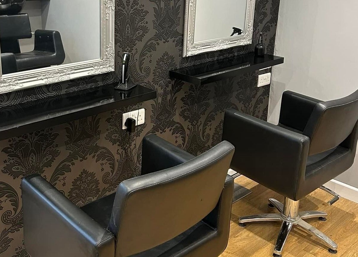 Elegant styling chairs and mirrors at Heads Up 34 Salon in Wickham, England, GB.