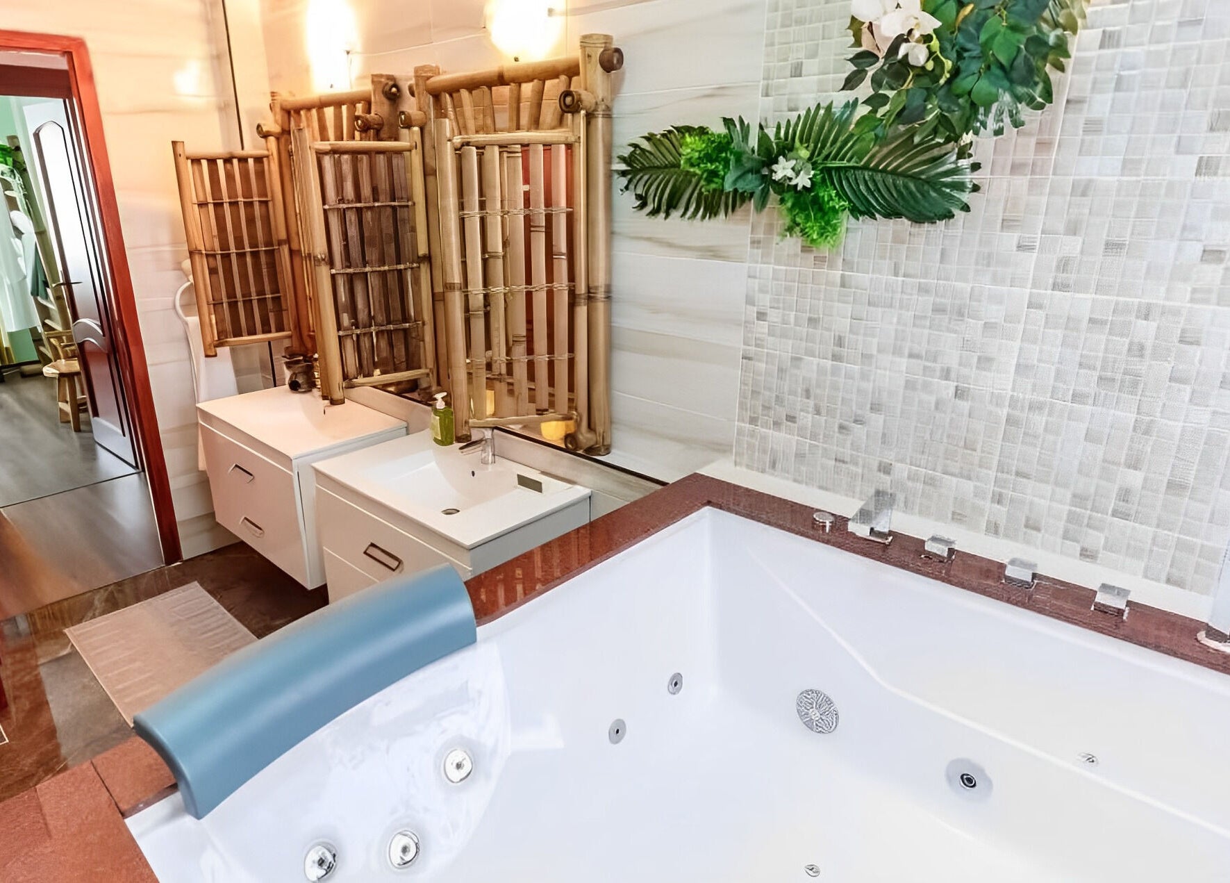 Luxurious spa room with jacuzzi at Bali Temple Spa, București, București, RO, featuring bamboo decor.