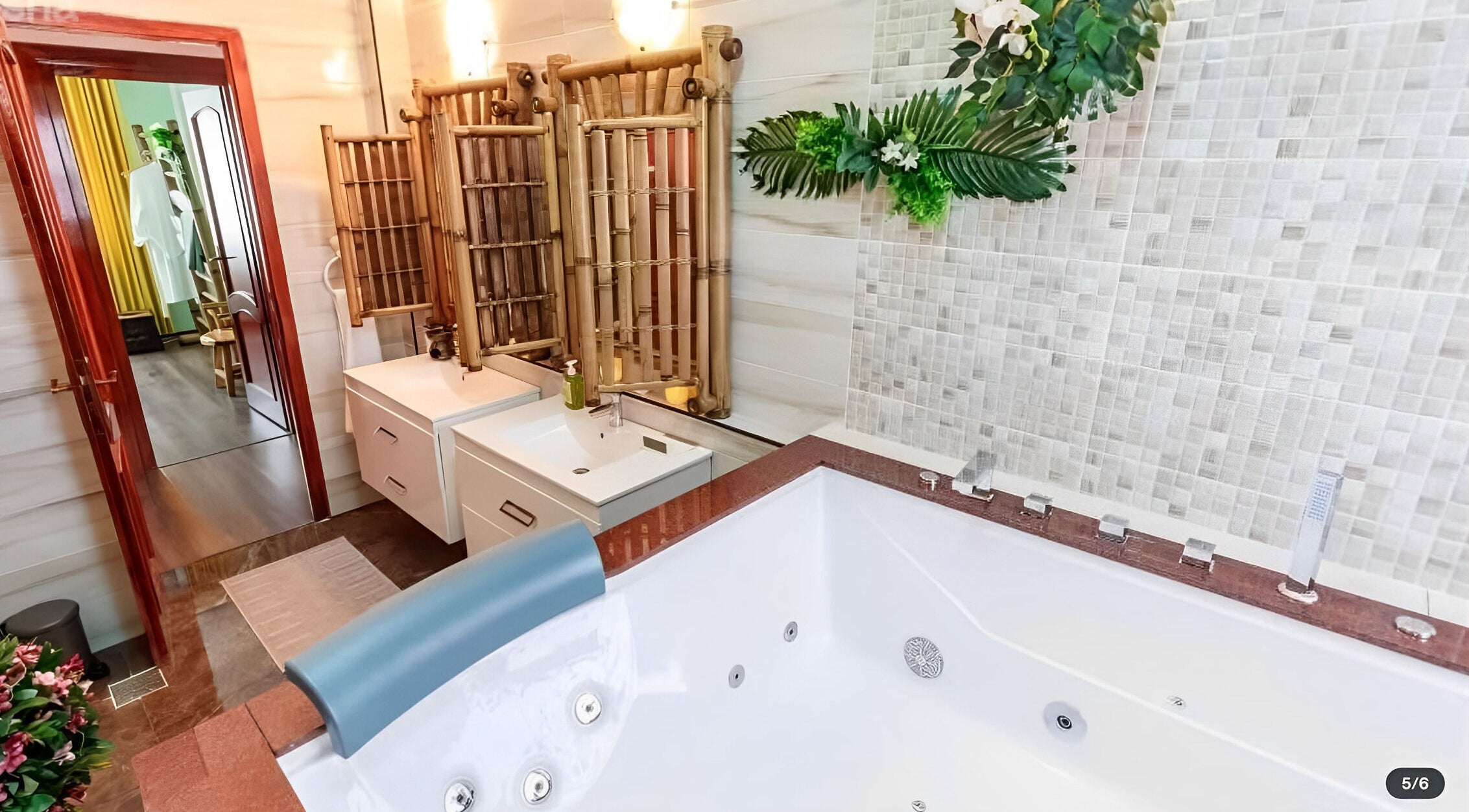 Luxurious spa room with jacuzzi at Bali Temple Spa, București, București, RO, featuring bamboo decor.