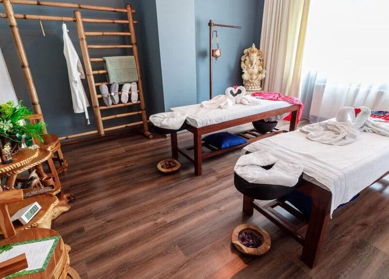 Relaxing massage room at Bali Temple Spa, București, București, RO with cozy beds and calming decor.