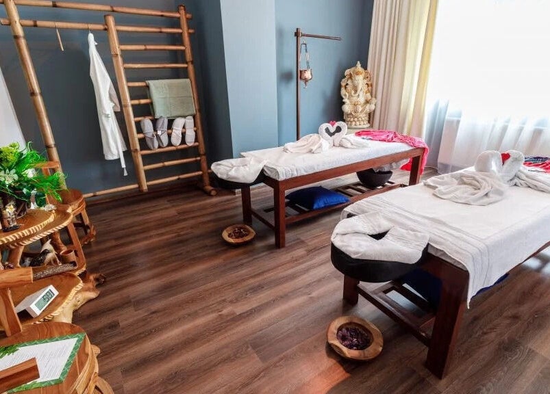 Relaxing massage room at Bali Temple Spa, București, București, RO with cozy beds and calming decor.