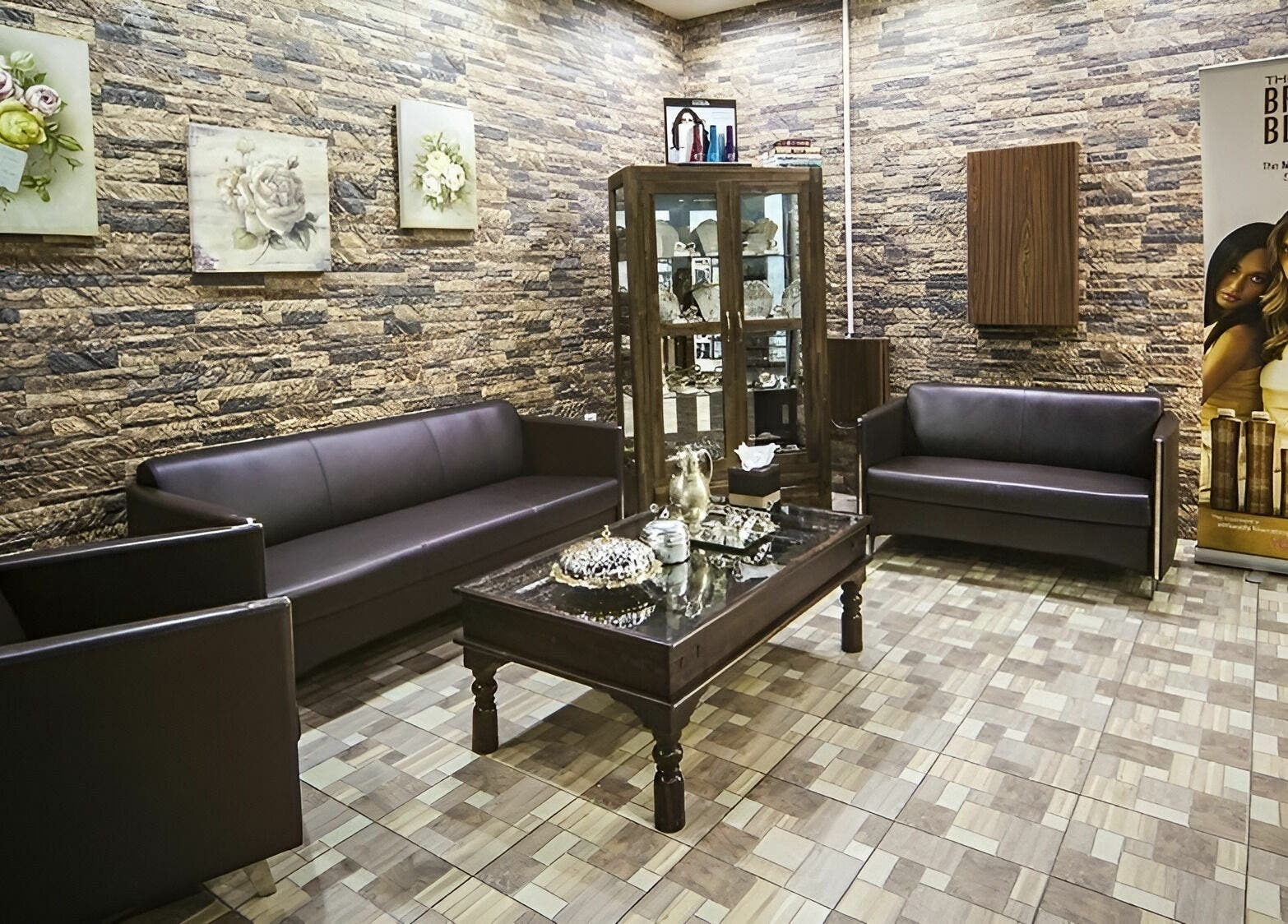 Elegant waiting area at Stella Beauty Salon, Dubai, Dubai, AE with cozy seating and chic decor.