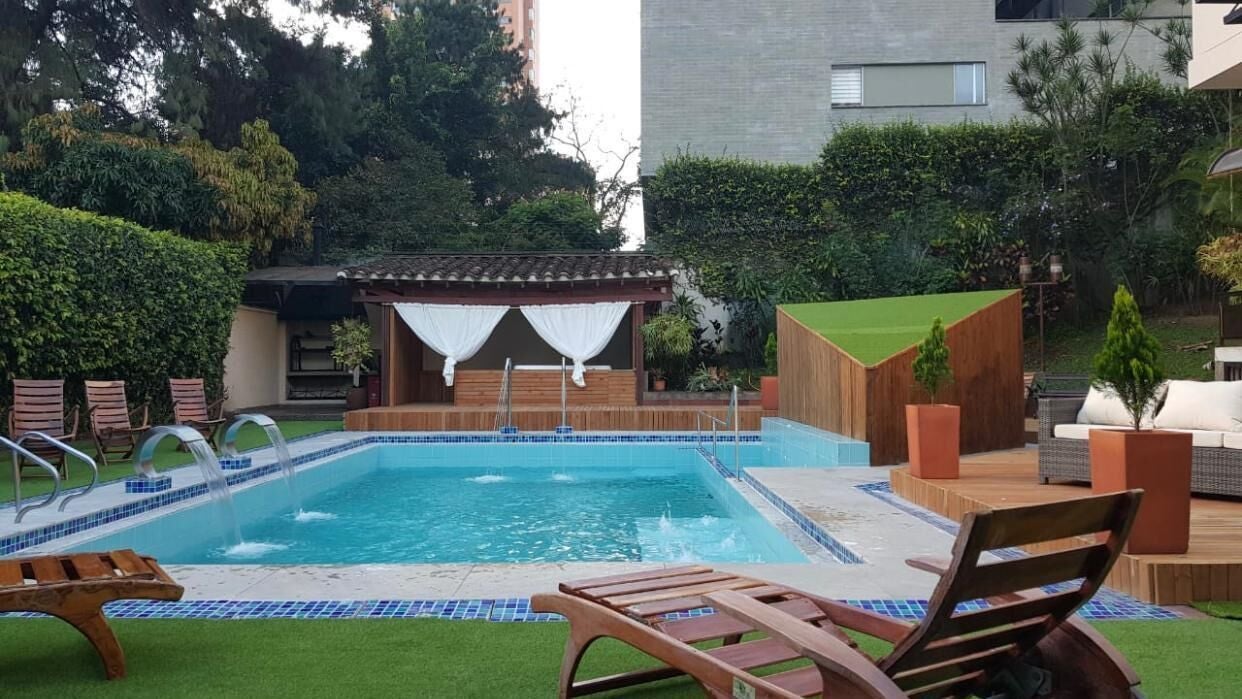 Piscina al aire libre en Akzara Spa - Wellness Center / Poblado Alejandría, Medellín, Antioquia, CO rodeada de sillas.