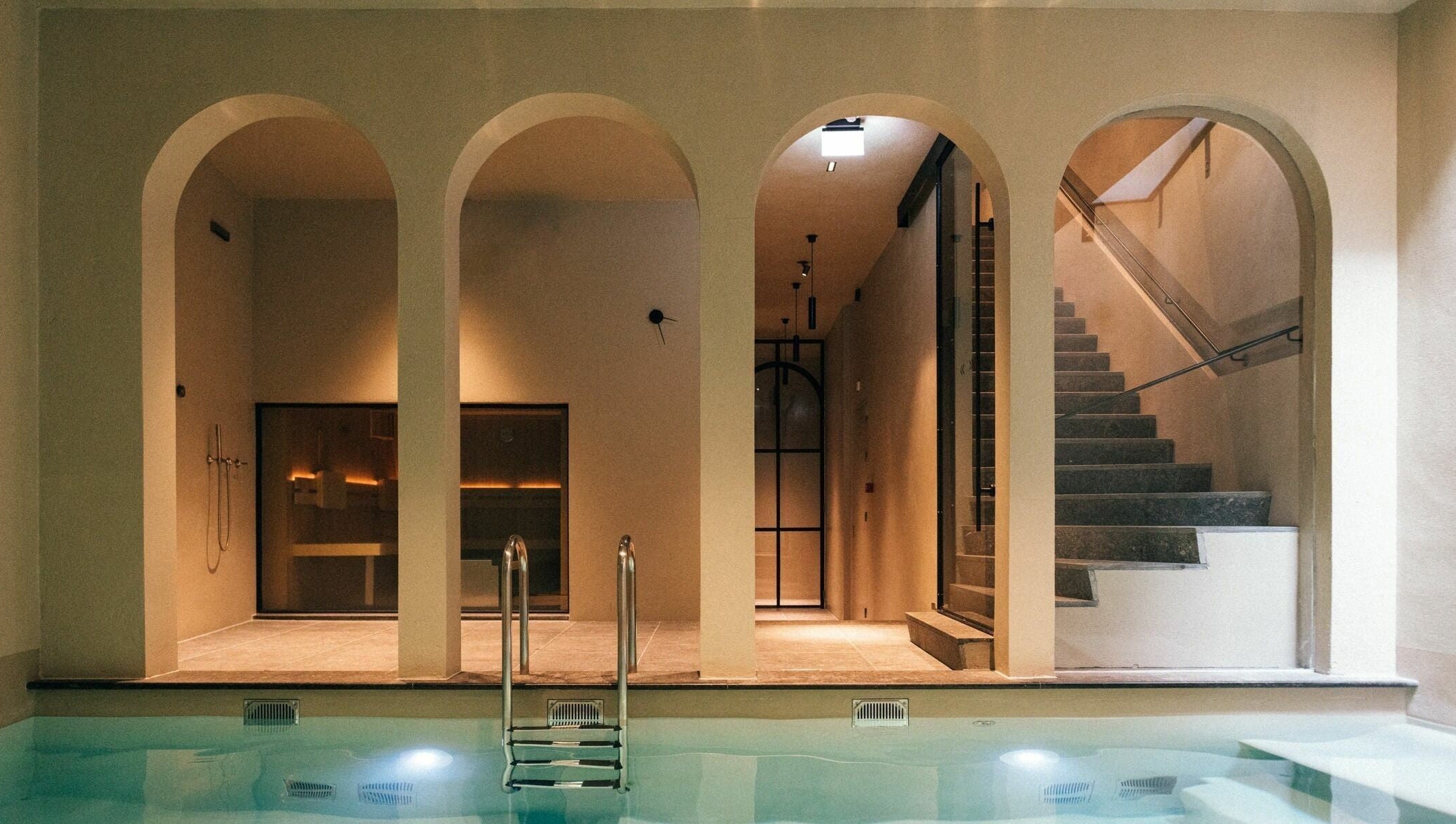 Elegant indoor pool area with arches at Sanctum Spa, Maastricht, Limburg, NL, offering a tranquil ambiance.