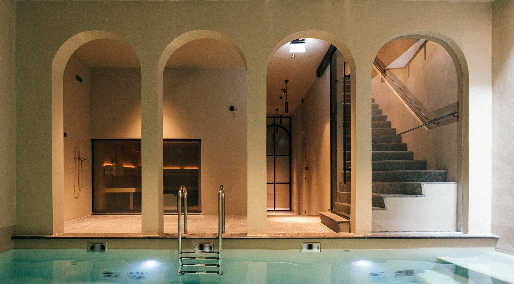 Elegant indoor pool area with arches at Sanctum Spa, Maastricht, Limburg, NL, offering a tranquil ambiance.