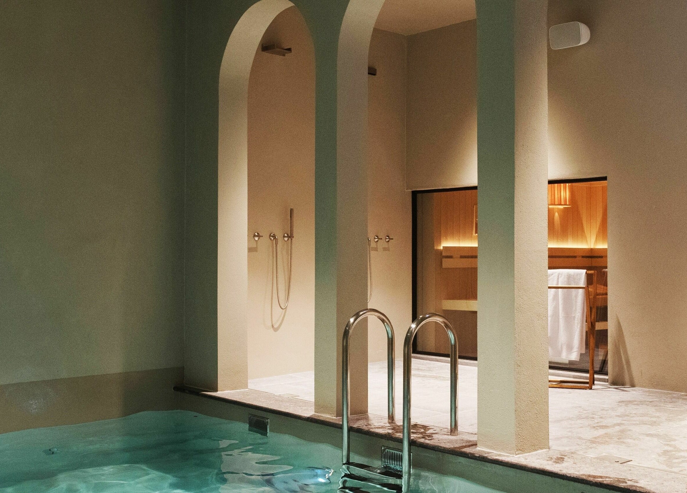 Relaxing pool and sauna area at Sanctum Spa, Maastricht, Limburg, NL for a rejuvenating wellness experience.