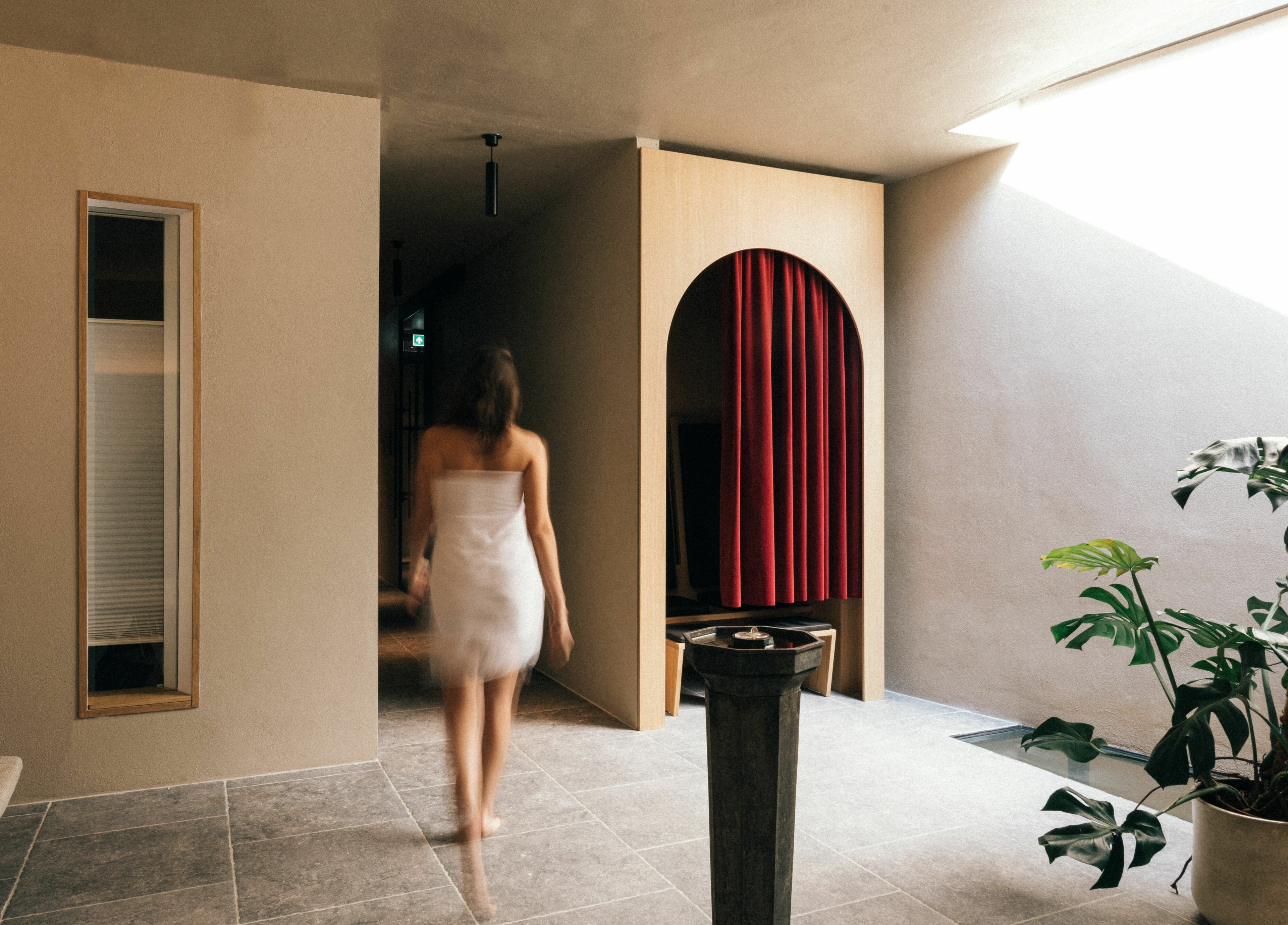 Relaxing hallway in Sanctum Spa, Maastricht, Limburg, NL with soft lighting and serene decor.