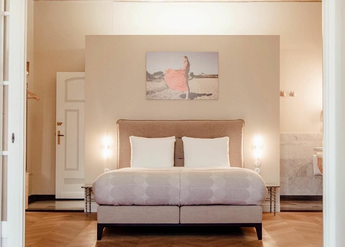 Elegant bedroom at Sanctum Spa, Maastricht, Limburg, NL showcasing plush linens and modern decor.