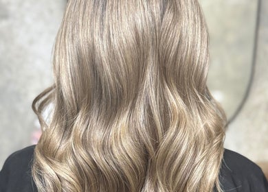 Elegant wavy blonde hairstyle by Roux - Jessica in Irlam, England, GB.
