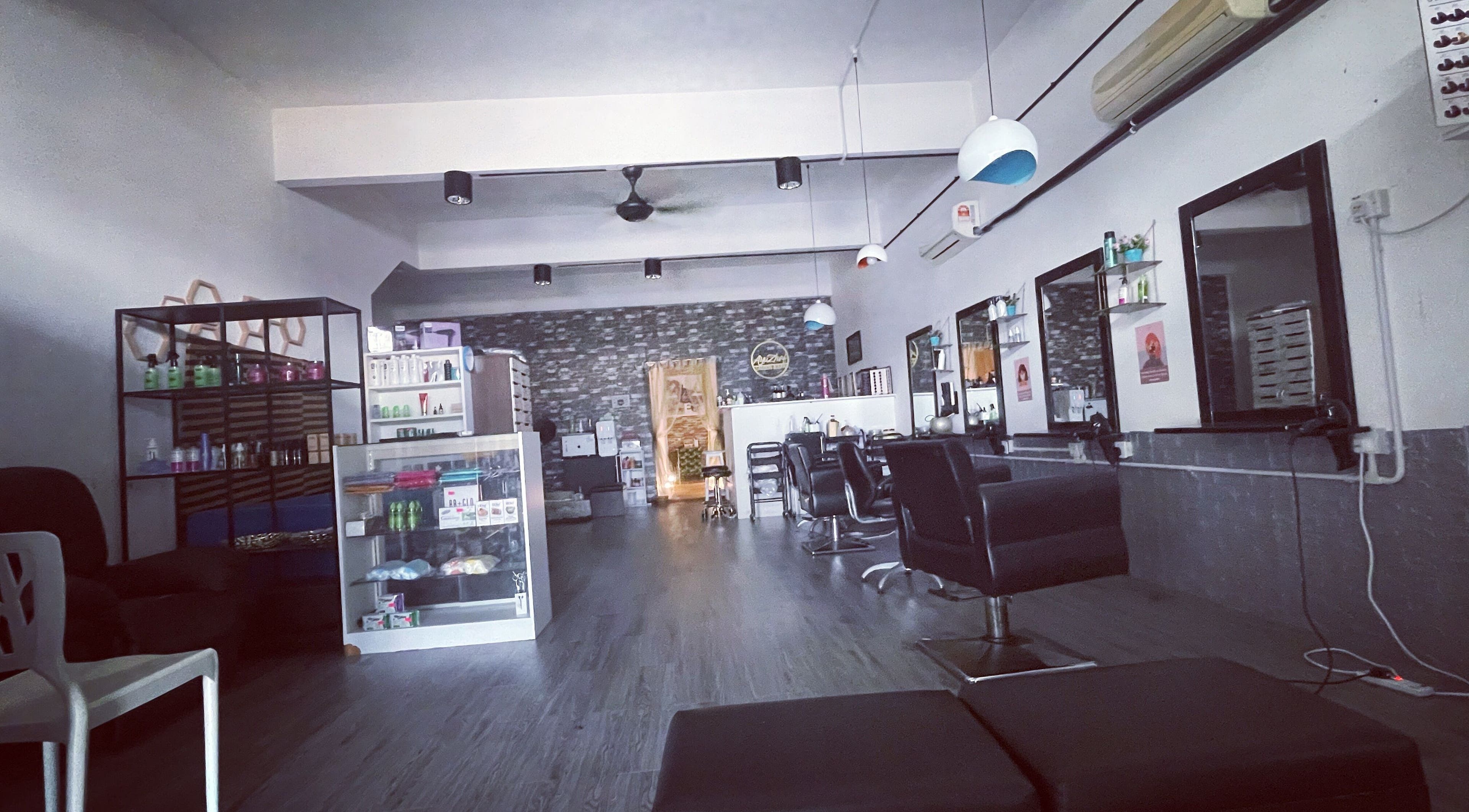 Spacious and modern interior of Ayu Zhaf Salon & Spa in Ipoh, Negeri Perak, MY, showcasing elegant styling stations.