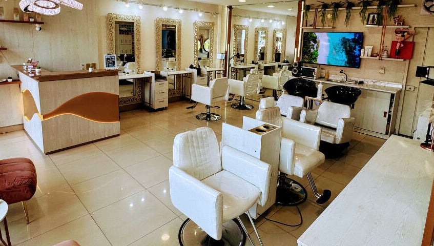 Interior moderno de Maru Pazmiño Estudio de Belleza Peluqueria en Guayas, Guayas, EC.