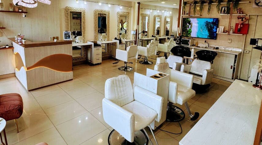 Interior moderno de Maru Pazmiño Estudio de Belleza Peluqueria en Guayas, Guayas, EC.