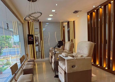 Interior moderno de Maru Pazmiño Estudio de Belleza Peluqueria, Guayas, Guayas, EC, con sofisticados sillones de lujo.