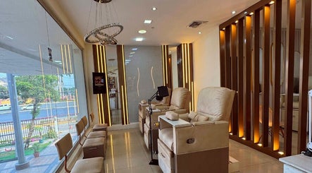 Interior moderno de Maru Pazmiño Estudio de Belleza Peluqueria, Guayas, Guayas, EC, con sofisticados sillones de lujo.