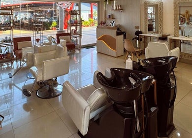 Interior moderno de Maru Pazmiño Estudio de Belleza Peluqueria en Guayas, Guayas, EC.