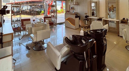 Interior moderno de Maru Pazmiño Estudio de Belleza Peluqueria en Guayas, Guayas, EC.