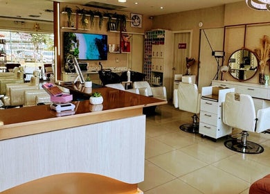 Interior elegante de Maru Pazmiño Estudio de Belleza Peluqueria en Guayas, Guayas, EC con espejos y sillas modernas.