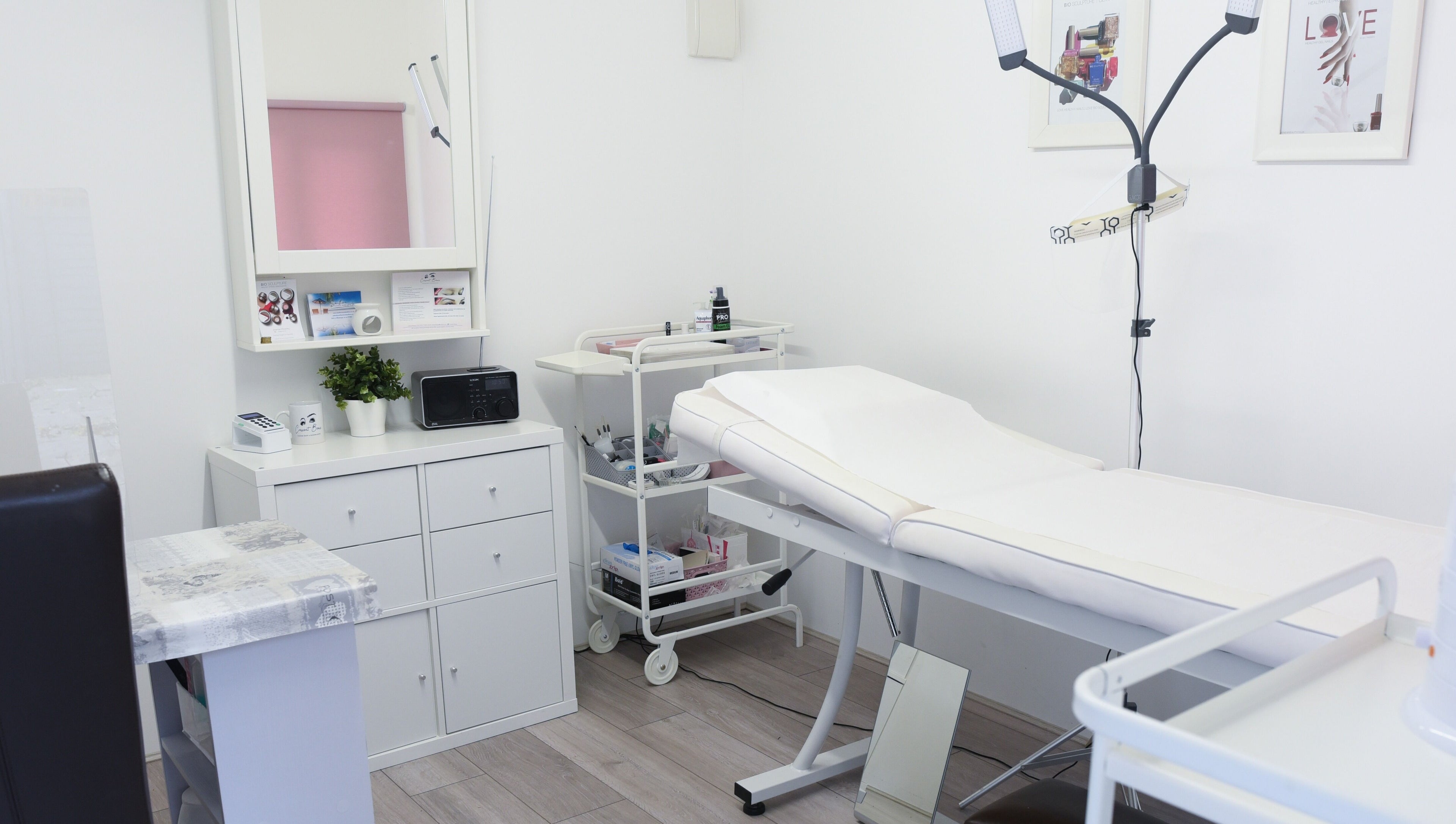 Modern treatment room at Crescent Brows in Lambourn, England, GB, showcasing white decor and sleek furnishings.