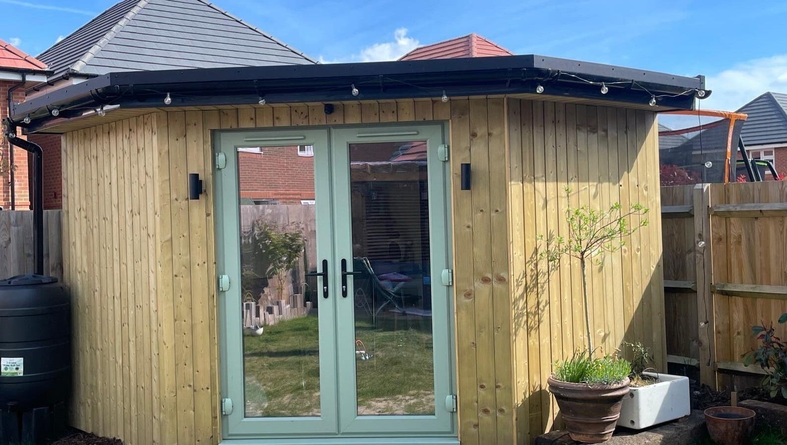 Modern wooden pavilion at Thairapy by Emma in Fareham, England, GB, offering serene beauty and wellness space.