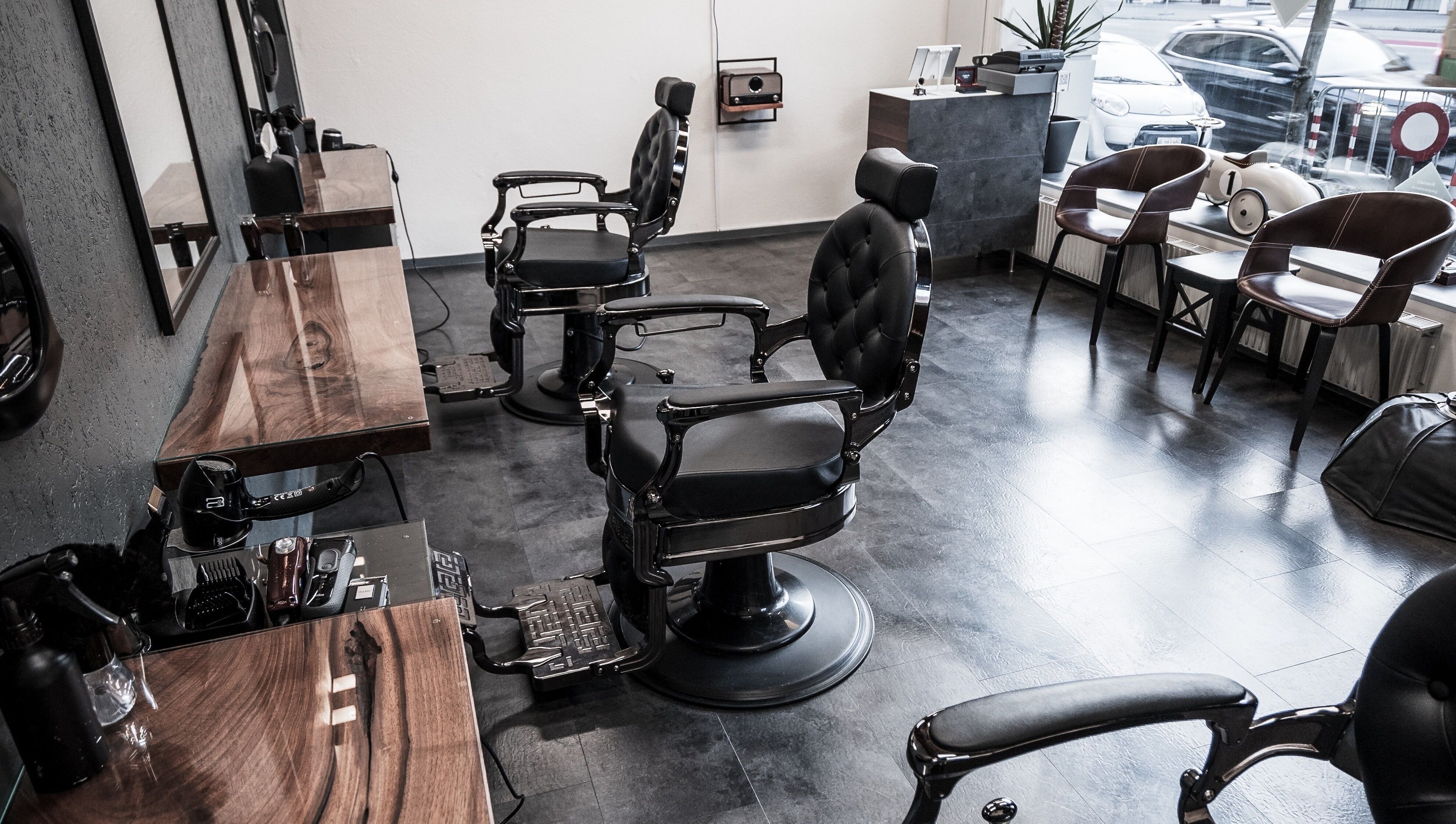 Geräumiger Barberbereich bei Gorgis Barber Bern, Bern, Bern, CH mit lederbezogenen Stühlen und stilvollem Interieur.