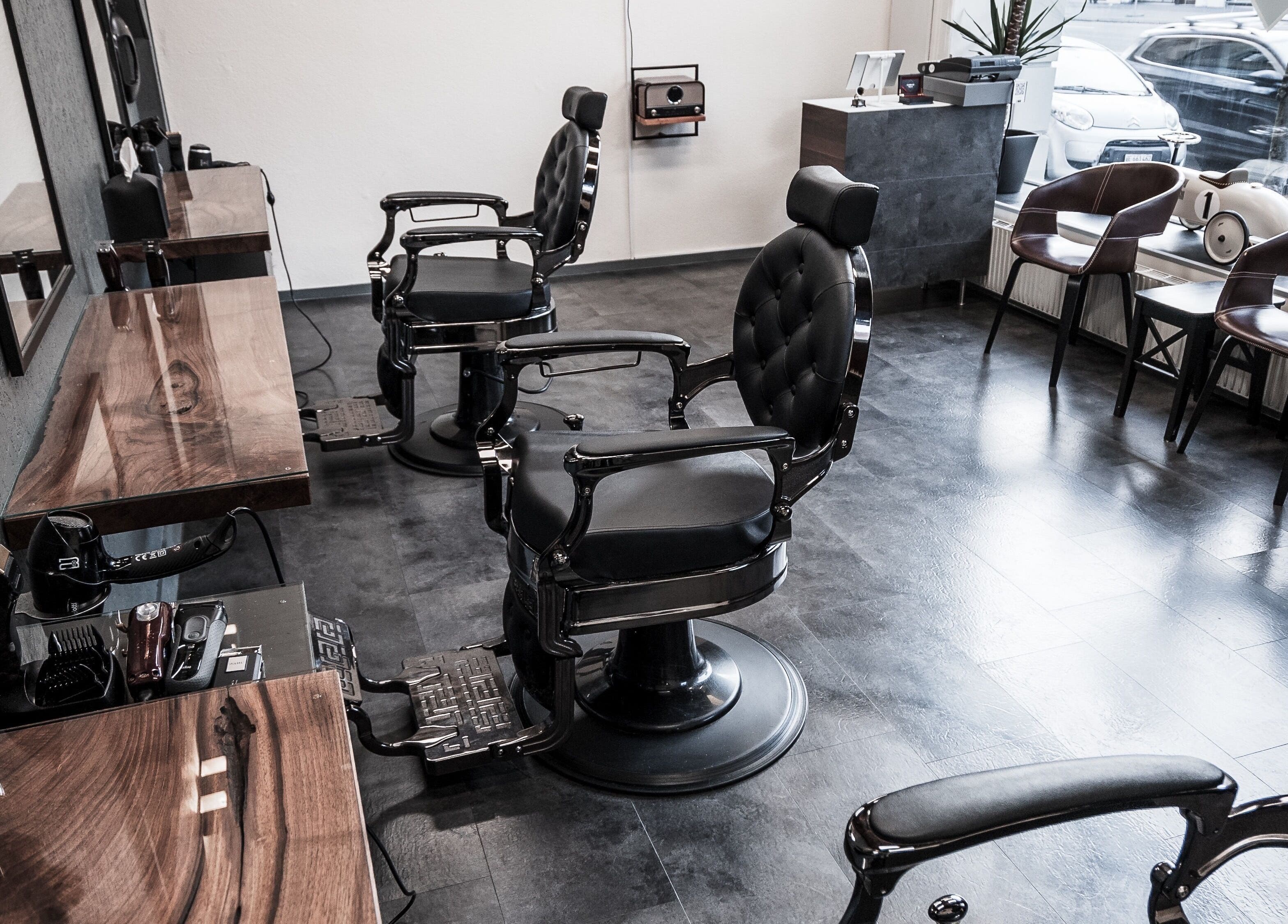 Geräumiger Barberbereich bei Gorgis Barber Bern, Bern, Bern, CH mit lederbezogenen Stühlen und stilvollem Interieur.