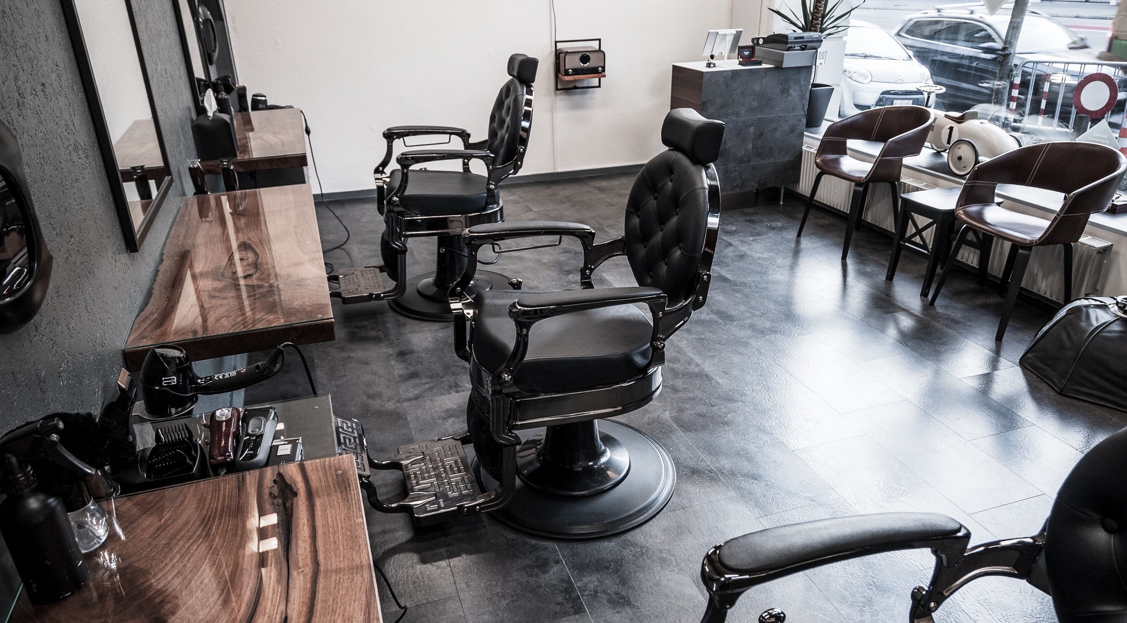 Geräumiger Barberbereich bei Gorgis Barber Bern, Bern, Bern, CH mit lederbezogenen Stühlen und stilvollem Interieur.