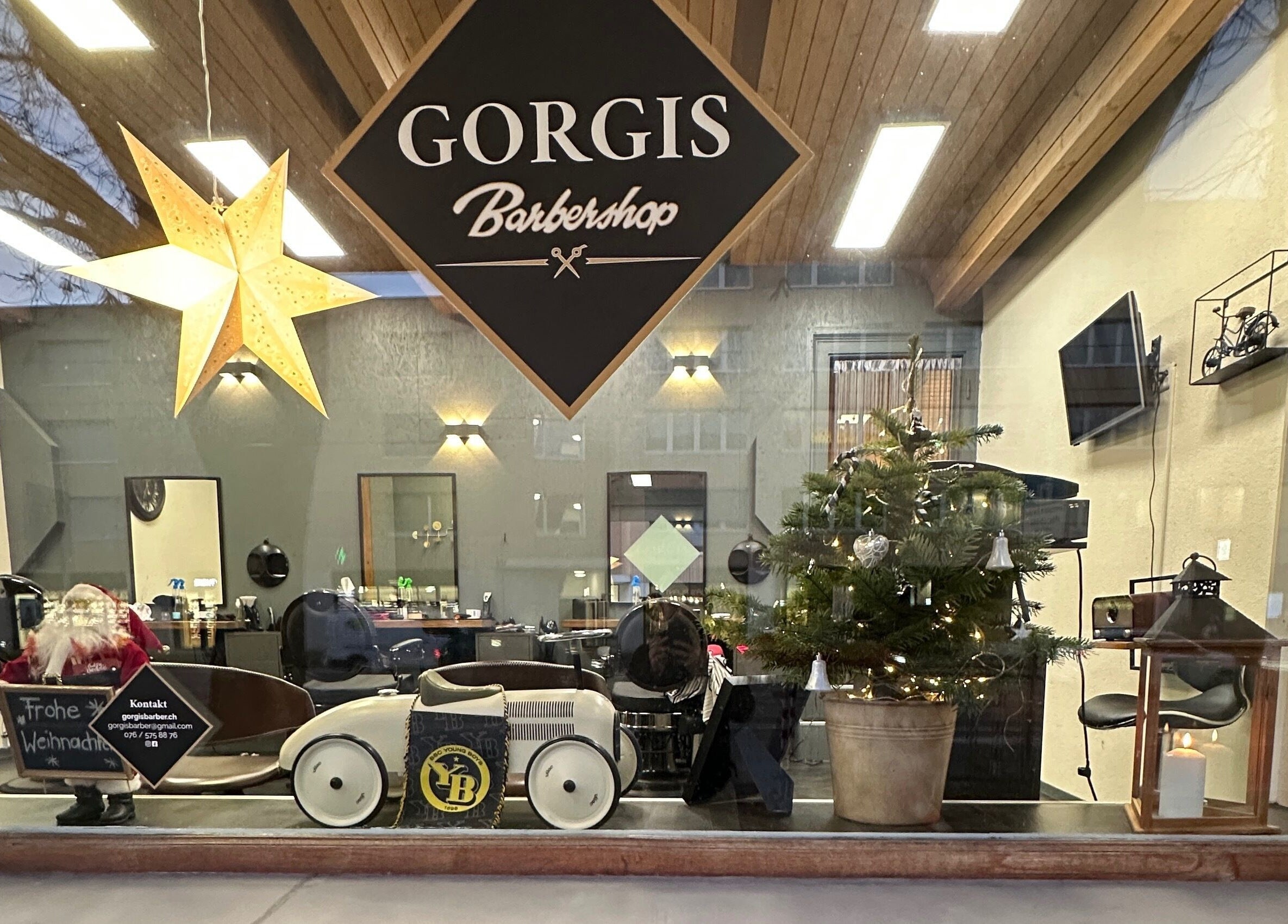 Innenraum von Gorgis Barber Bern, festlich dekoriert mit Stern und Weihnachtsbaum, Bern, Bern, CH.