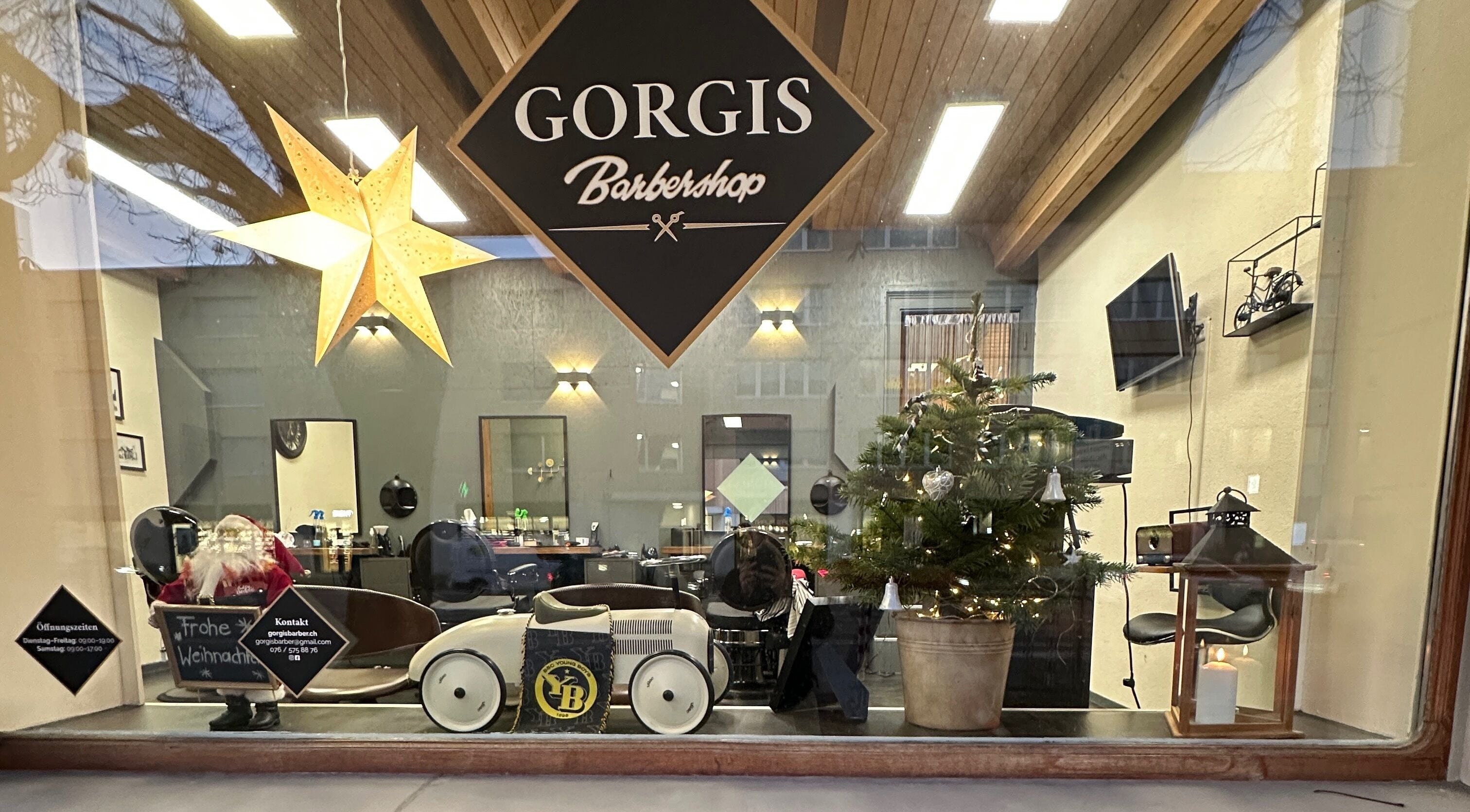 Innenraum von Gorgis Barber Bern, festlich dekoriert mit Stern und Weihnachtsbaum, Bern, Bern, CH.