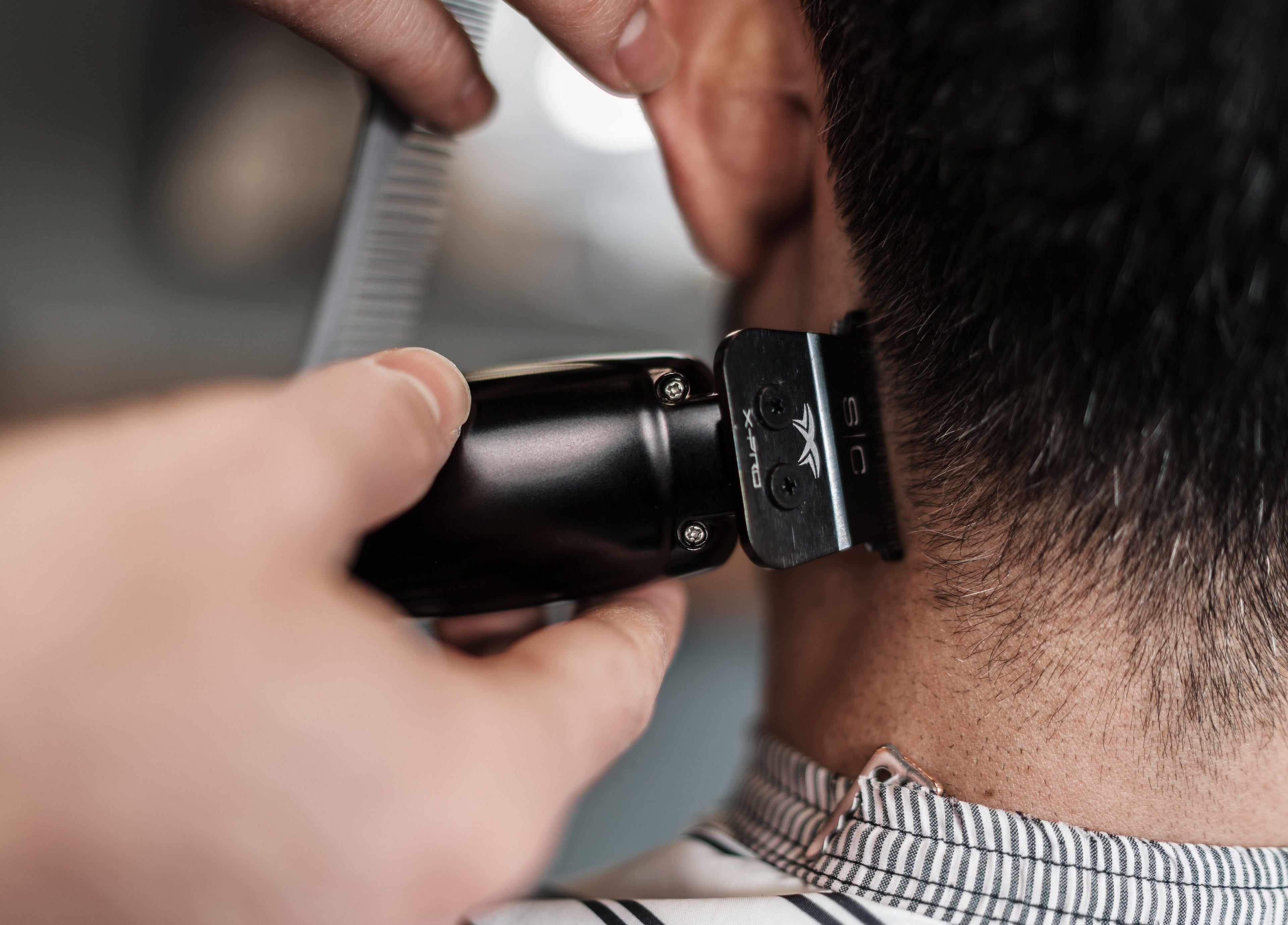 Präziser Haarschnitt bei Gorgis Barber Bern, Bern, CH.