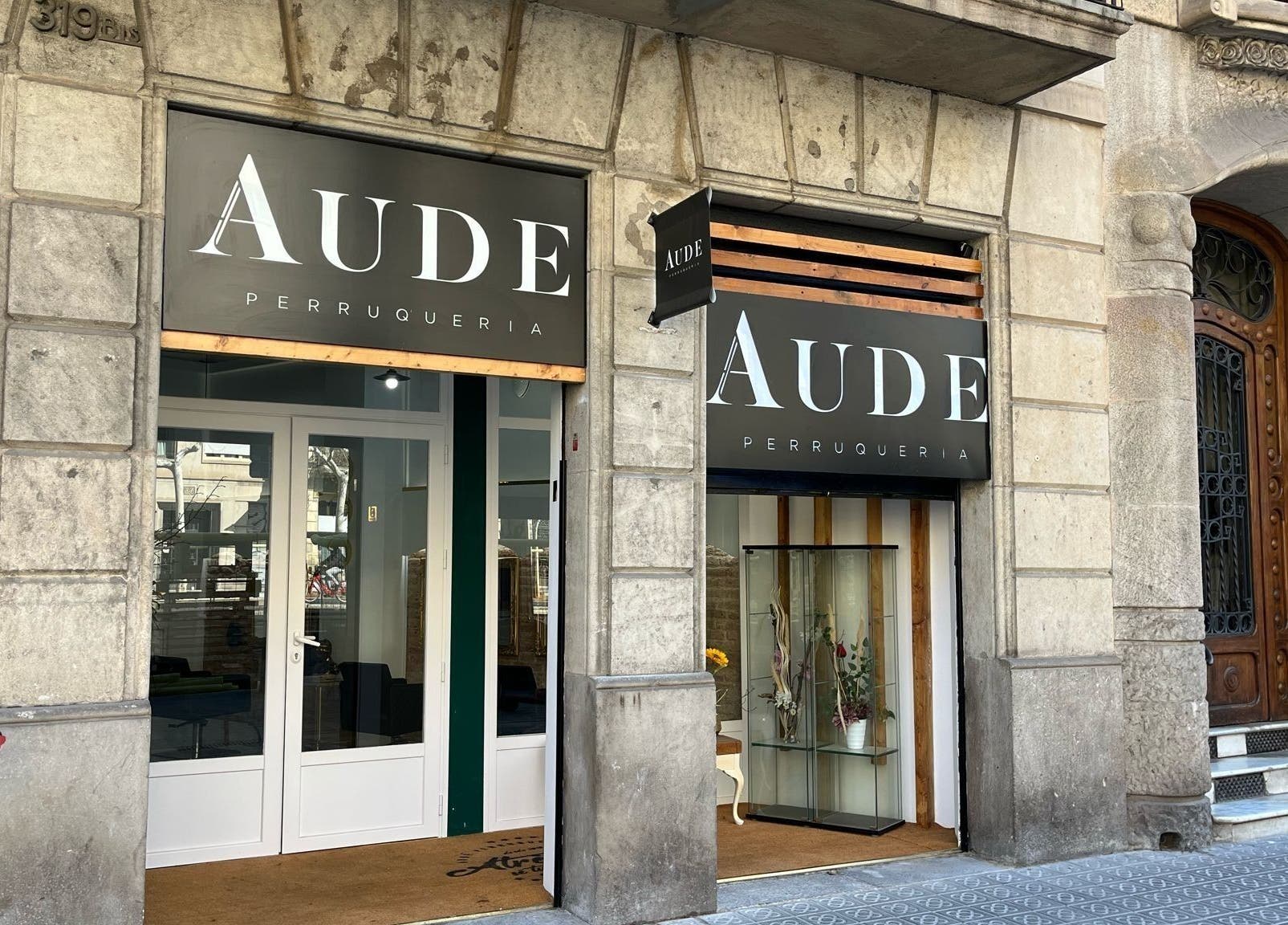 Fachada de Aude Perruqueria en Barcelona, Catalunya, ES, mostrando su entrada elegante y moderna.