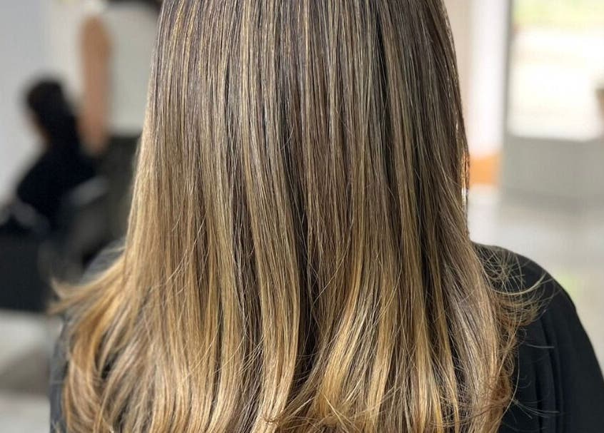 Tratamiento capilar en Aude Perruqueria en Barcelona, Catalunya, ES. Cabello liso y brillante destacado.