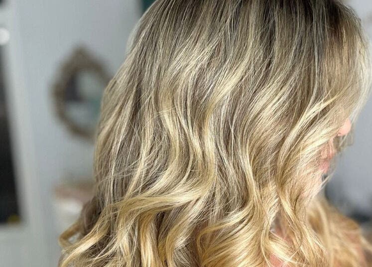 Peinado ondulado en Aude Perruqueria, Barcelona, Catalunya, ES, ideal para un look moderno y sofisticado.