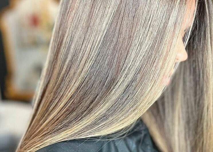 Cabello liso y brillante en Aude Perruqueria, Barcelona, Catalunya, ES, destacando un acabado perfecto.