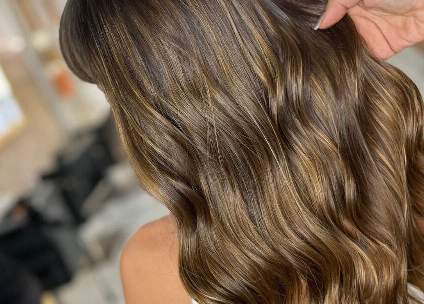 Cabello ondulado y brillante en Aude Perruqueria, Barcelona, Catalunya, ES.