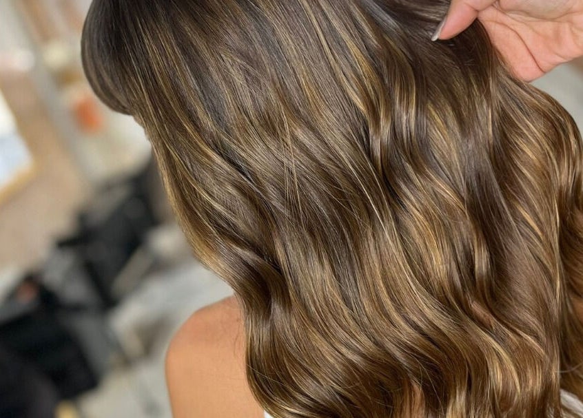 Cabello ondulado y brillante en Aude Perruqueria, Barcelona, Catalunya, ES.