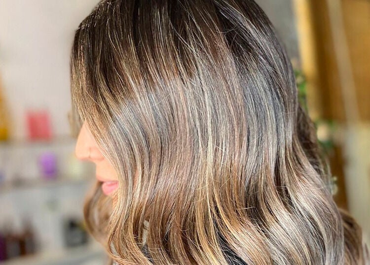 Cabello con reflejos dorados en Aude Perruqueria, Barcelona, Catalunya, ES, destacando su brillo natural.