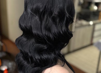 Peinado de ondas negras brillantes en Hair by Vale, Antofagasta, Antofagasta, CL.