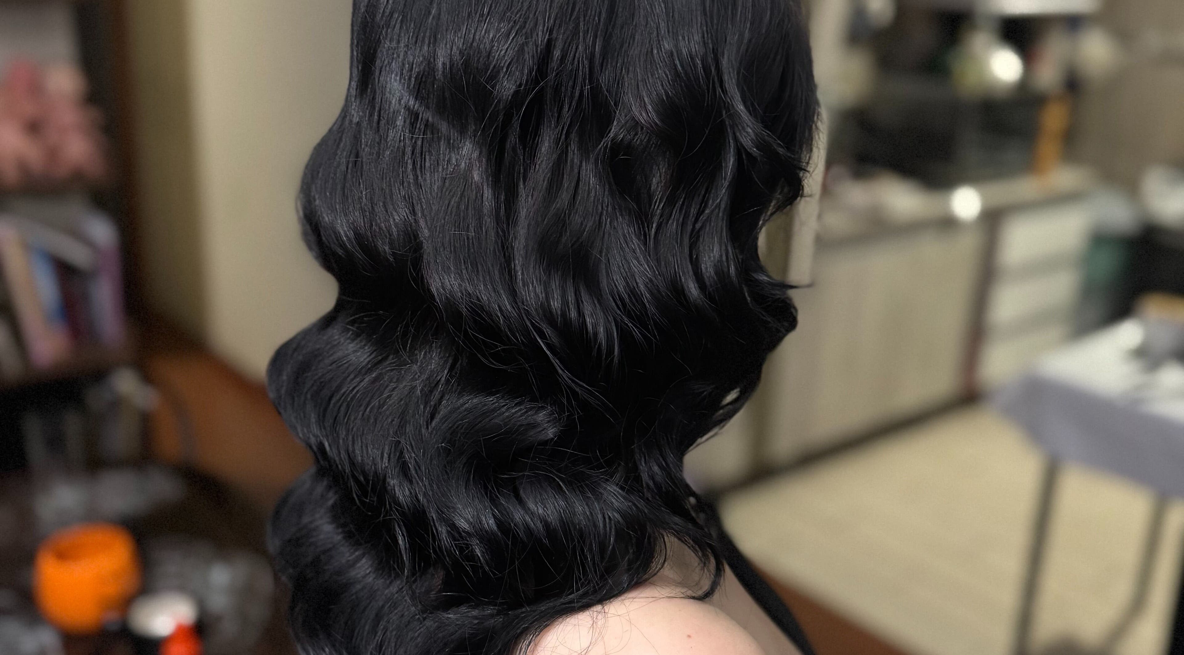 Peinado de ondas negras brillantes en Hair by Vale, Antofagasta, Antofagasta, CL.